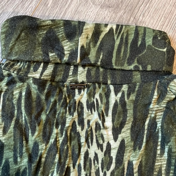 St .John Sport short sleeve with mock neck and black embellished studs. - Picture 4 of 8